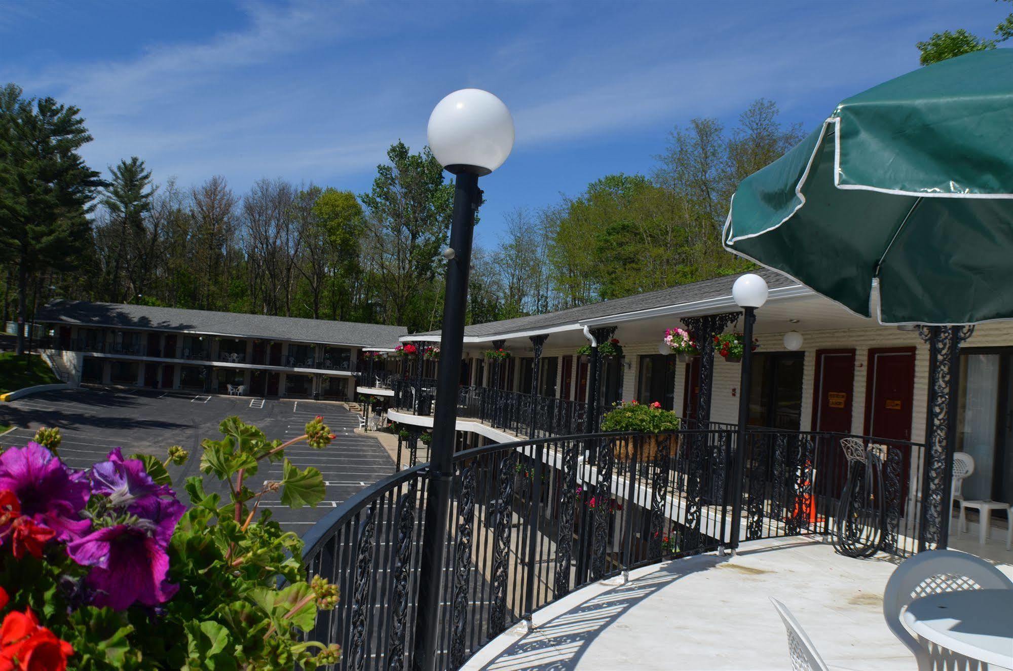 Amber'S Inn And Suites Wisconsin Dells Eksteriør billede